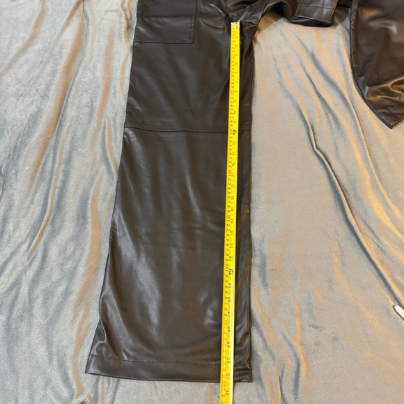 Zara Faux Leather Straight Leg Cargo Pants

#1201 - Picture 6 of 14